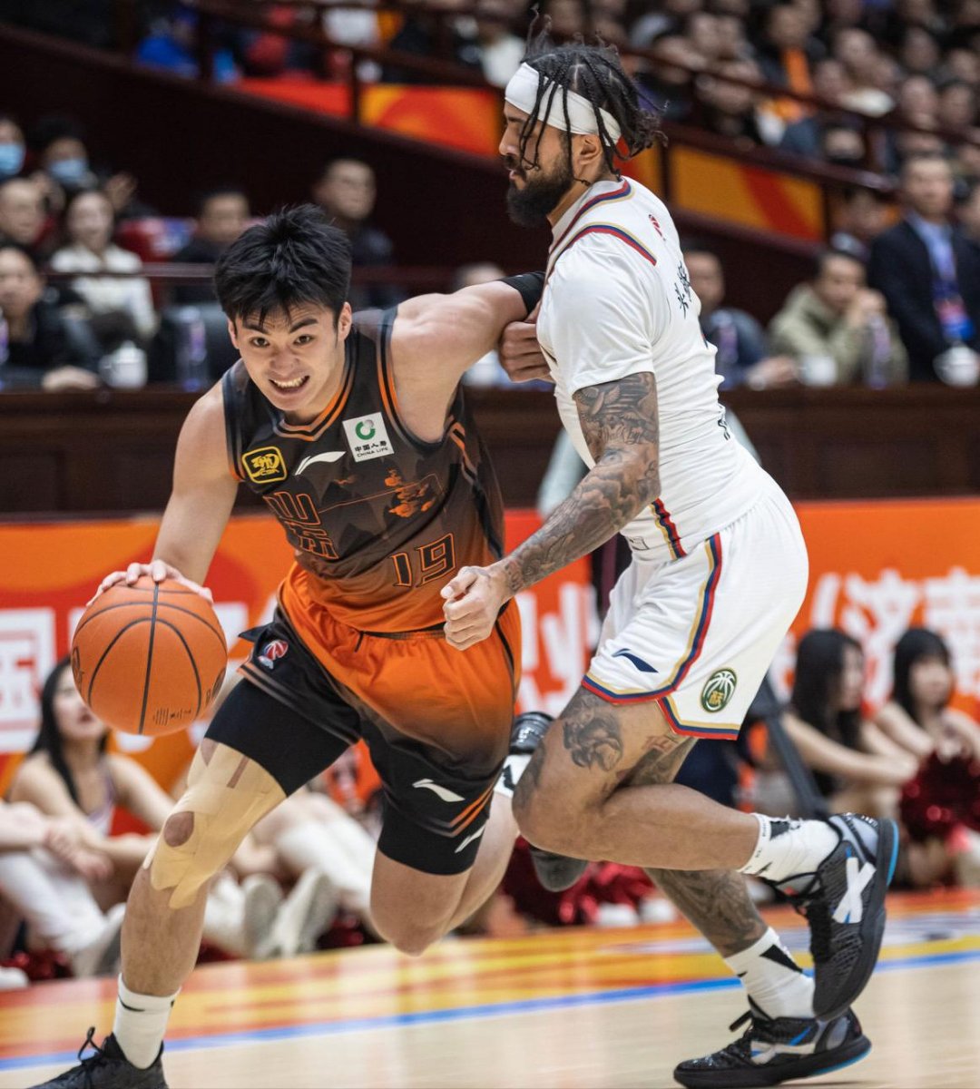 爱游戏网页版 -清晨体能课后，武汉三镇官宣签约备战CBA季后赛，质疑声仍在，数据趋势出现新变化的简单介绍