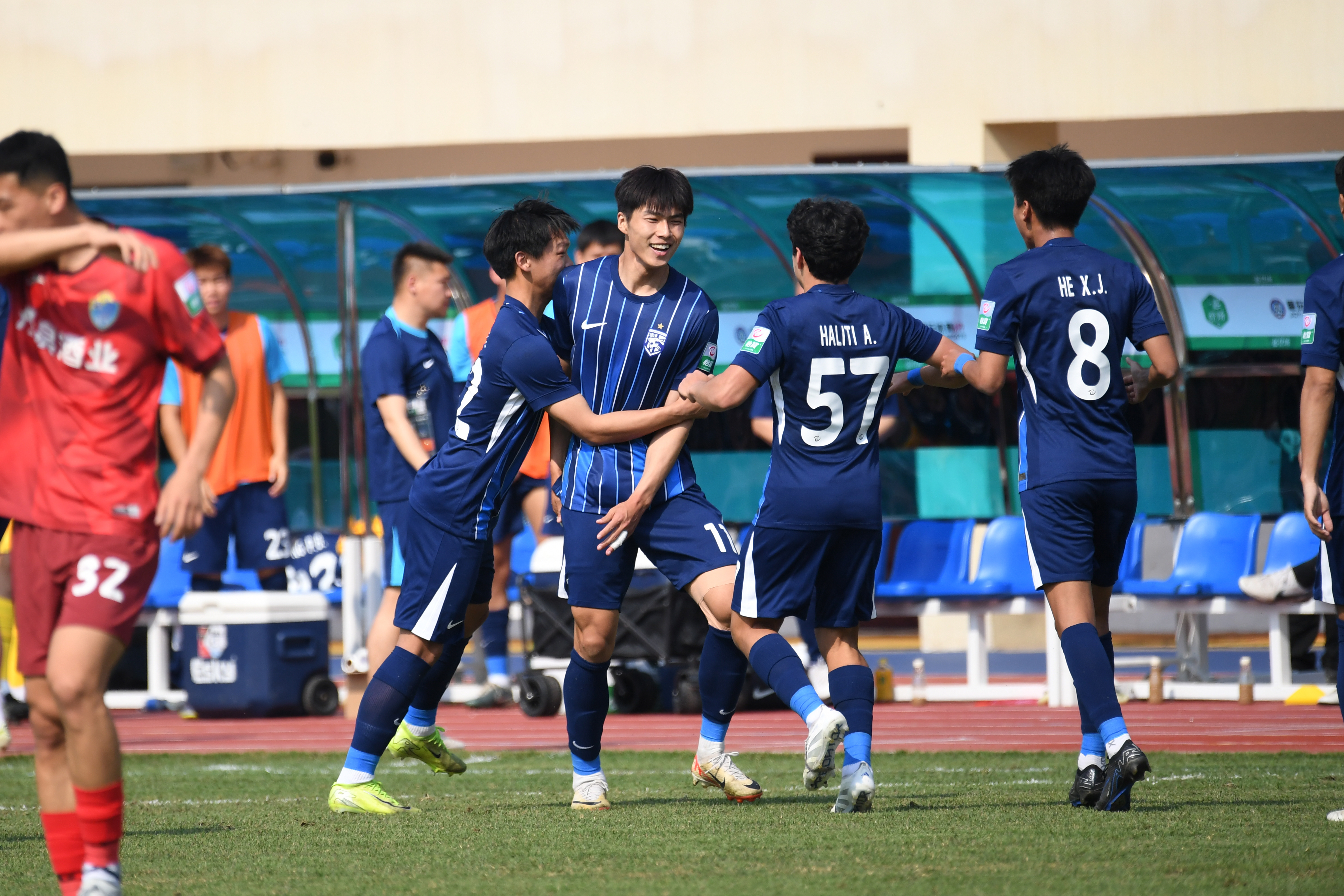 爱游戏娱乐平台 -武汉三镇训练开放日；清晨绝杀压哨引欢呼；CBA季后赛在即；更衣室氛围转暖的简单介绍